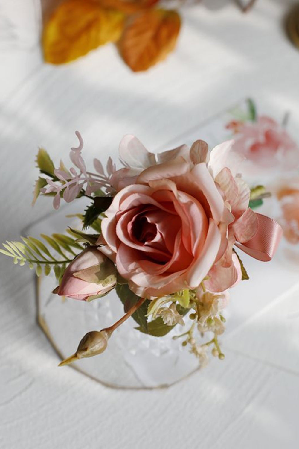 Elegante Blush Bally Corsage am Handgelenk und Herren-Boutonniere für Hochzeitsfeier