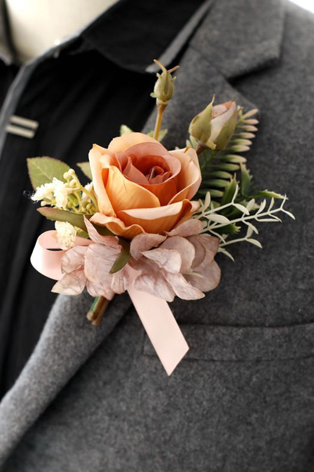 Elegante Blush Bally Corsage am Handgelenk und Herren-Boutonniere für Hochzeitsfeier