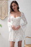 Weißes kurzes Cocktailkleid aus Spitze mit quadratischem Ausschnitt und Ärmeln