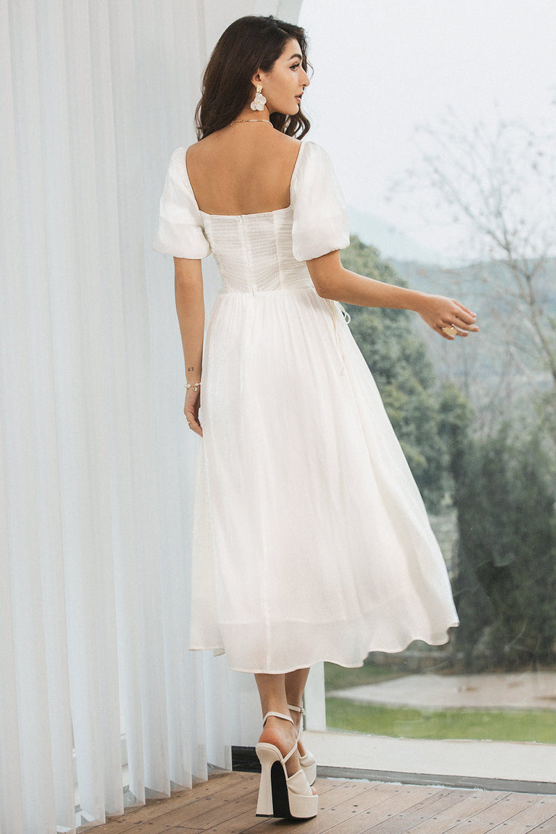Laden Sie das Bild in den Galerie-Viewer, Ein gefaltetes plissiertes weißes Kleid mit Puffärmeln