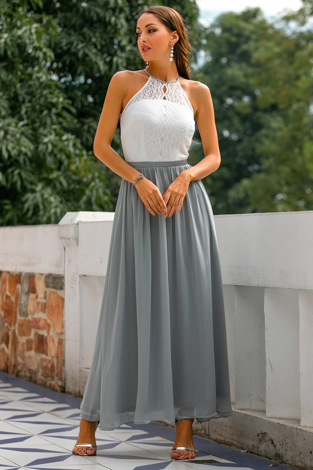 Graues langes Abendkleid mit offenem Rücken