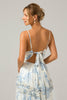 Laden Sie das Bild in den Galerie-Viewer, Weißes blaues Blumen-A-Line-langes Tüll-Brautjungfernkleid mit Rüschen