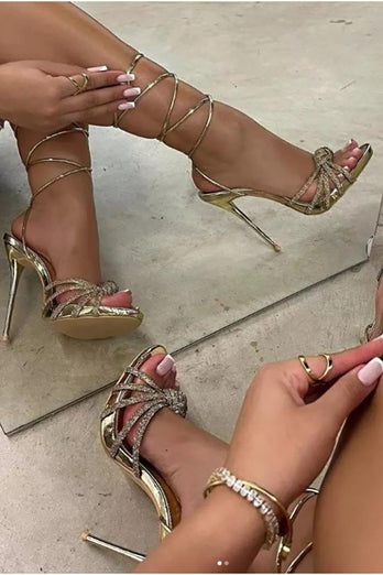Glitzernde silberne Perlen-Sandalen mit Knöchelriemen und Stilettoabsätzen