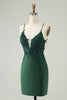 Laden Sie das Bild in den Galerie-Viewer, Glitzerndes dunkelgrünes enges Homecoming-Kleid mit V-Ausschnitt und Perlen