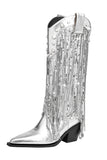 Glitzernde silberne Cowgirl-Stiefel mit Quaste und spitzer Zehenpartie in Glitzer in Silber