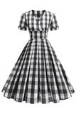 Schwarzes kariertes Vintage-Kleid aus den 1950er Jahren mit V-Ausschnitt