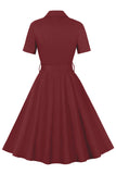 Einfaches burgunderrotes Vintage-Kleid mit Reversausschnitt aus den 1950er Jahren