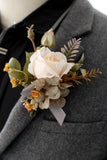 Elegante Blush Bally Corsage am Handgelenk und Herren-Boutonniere für Hochzeitsfeier