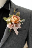 Elegante Blush Bally Corsage am Handgelenk und Herren-Boutonniere für Hochzeitsfeier