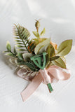 Elegante Blush Bally Corsage am Handgelenk und Herren-Boutonniere für Hochzeitsfeier