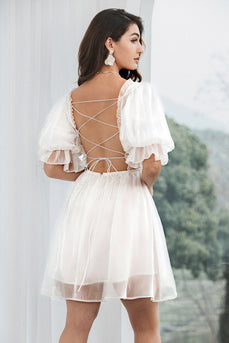 Plissiertes weißes Kleid aus Tüll mit geschnürtem Rücken