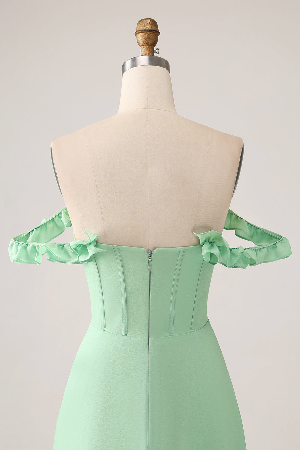 Grünes schulterfreies Korsett-Brautjungfernkleid mit Rüschen