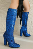 Glitzernde blaue Cowgirl-Stiefel mit hohen Absätzen