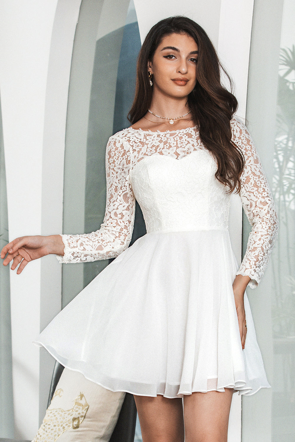 Weißes Bateau-Kleid mit langen Ärmeln und rückenfreiem kurzem Abschlusskleid