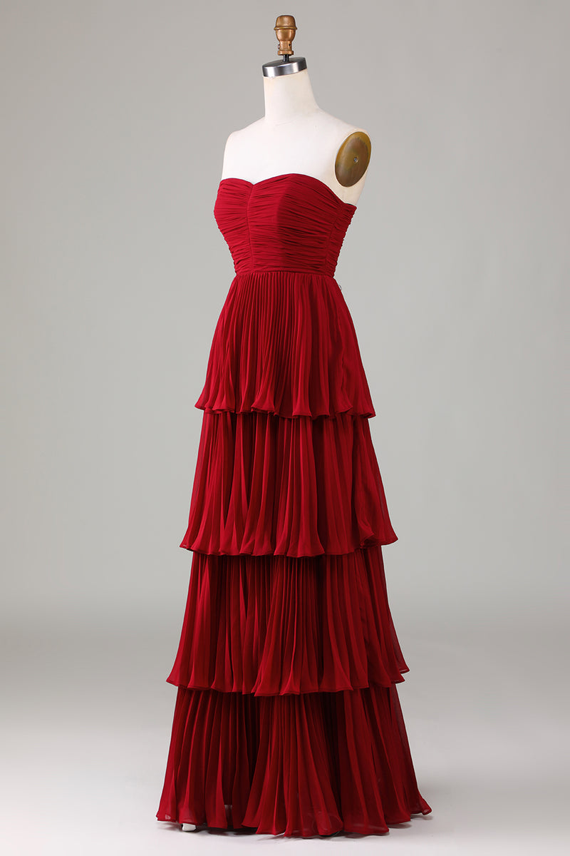 Laden Sie das Bild in den Galerie-Viewer, Trägerloses gestuftes burgunderfarbenes langes Brautjungfernkleid