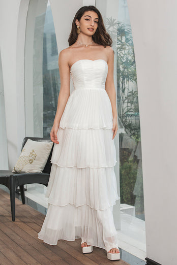 Einfaches weißes, plissiertes, gestuftes Kleid für die Verlobungsfeier