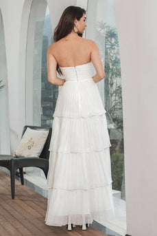 Einfaches weißes, plissiertes, gestuftes Kleid für die Verlobungsfeier