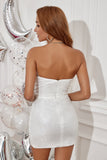 Weißes trägerloses Abiballkleid mit Federn