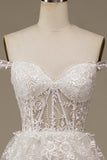 Glitzerndes weißes Brautkleid aus gestufter Spitze mit Schlitz