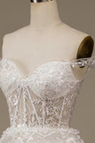 Glitzerndes weißes Brautkleid aus gestufter Spitze mit Schlitz