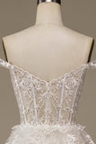 Glitzerndes weißes Brautkleid aus gestufter Spitze mit Schlitz