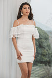 Weißes, figurbetontes kurzes Abschlusskleid mit Rüschen