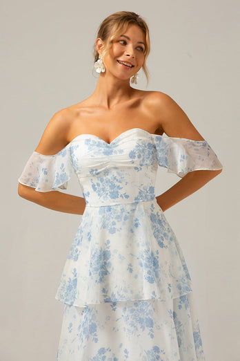 Weißes blaues geblümtes Boho-Chiffon-Brautjungfernkleid mit Rüschen