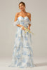 Laden Sie das Bild in den Galerie-Viewer, Weißes blaues geblümtes Boho-Chiffon-Brautjungfernkleid mit Rüschen