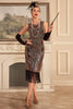 Laden Sie das Bild in den Galerie-Viewer, Glitzerndes Flapper-Kleid mit goldenen Fransen und 20er-Jahre-Accessoires