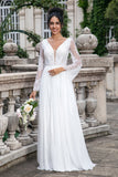 Weißes A-Linien-Strand-Boho-Brautkleid mit V-Ausschnitt und langen Ärmeln und applizierter Spitze