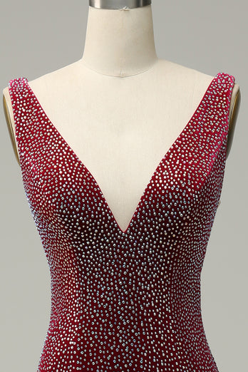 Meerjungfrauenkleid mit tiefem V-Ausschnitt in Burgunderrot Langes Ballkleid mit Perlen
