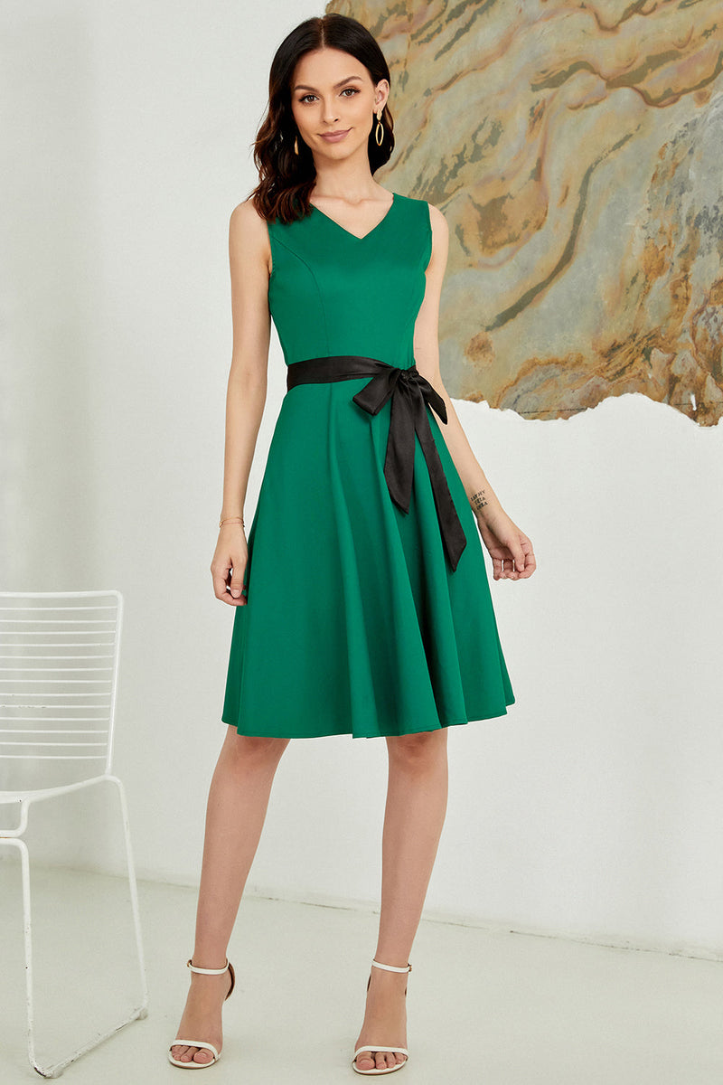 Laden Sie das Bild in den Galerie-Viewer, V Hals grün Gürtel 1950er Jahre Kleid