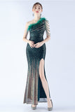 Glitzerschwarzes perlenbesetztes Bodycon-Feder-One-Shoulder-Abendkleid mit Schräghalsausschnitt und Schlitz