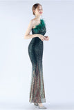 Glitzerschwarzes perlenbesetztes Bodycon-Feder-One-Shoulder-Abendkleid mit Schräghalsausschnitt und Schlitz