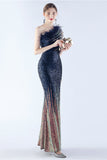 Glitzerschwarzes perlenbesetztes Bodycon-Feder-One-Shoulder-Abendkleid mit Schräghalsausschnitt und Schlitz