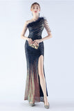 Glitzerschwarzes perlenbesetztes Bodycon-Feder-One-Shoulder-Abendkleid mit Schräghalsausschnitt und Schlitz