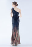 Glitzerschwarzes perlenbesetztes Bodycon-Feder-One-Shoulder-Abendkleid mit Schräghalsausschnitt und Schlitz