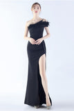 Burgunderrotes One-Shoulder-Etuit-Crêpe-Kleid mit Feder