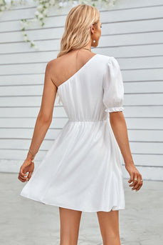 Weißes Ein-Schulter-Mini-Abschlusskleid