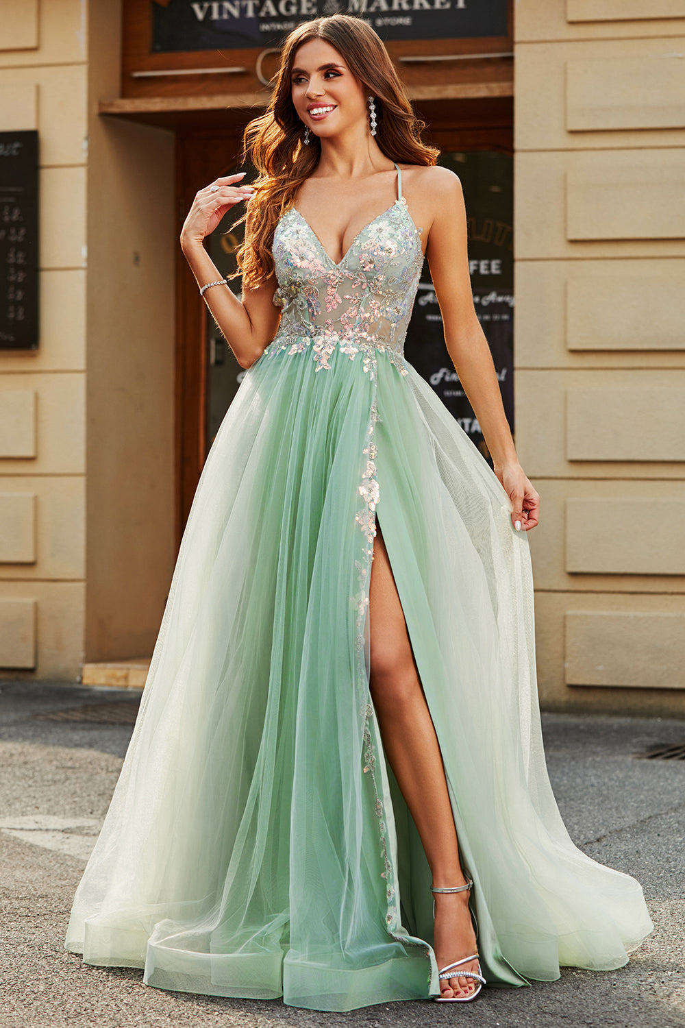 A-Linien-Ballkleid mit V-Ausschnitt und bodenlangem, perlenbesetztem Tüll in Hellgrün mit Schlitz