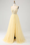 Hellgelbes Ballkleid mit Tüllperlen und Schlitz