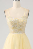 Hellgelbes Ballkleid mit Tüllperlen und Schlitz