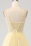 Hellgelbes Ballkleid mit Tüllperlen und Schlitz