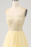 Hellgelbes Ballkleid mit Tüllperlen und Schlitz