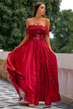 Rotes schulterfreies langes Abendkleid