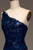 Glitzerndes, dunkles, marineblaues, gestuftes Spitzenkleid mit einer Schulter und langem Schlitz