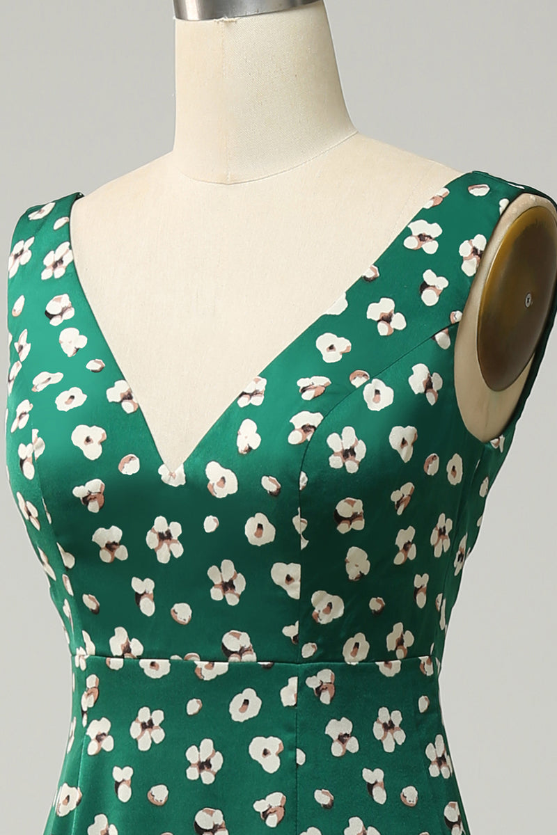 Laden Sie das Bild in den Galerie-Viewer, Grünes geblümtes V-Ausschnitt Brautjungfernkleid in Teelänge