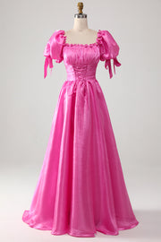 Pinkfarbenes Ballkleid mit Puffärmeln und Rüschen