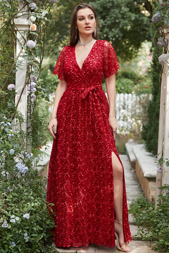 Ein rotes langes Brautjungfernkleid mit Linien-V-Ausschnitt und Stickerei