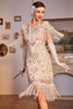 Laden Sie das Bild in den Galerie-Viewer, Glitzerndes Champagner Pailletten Kleid mit Fransen aus den 1920er Jahren mit Accessoires